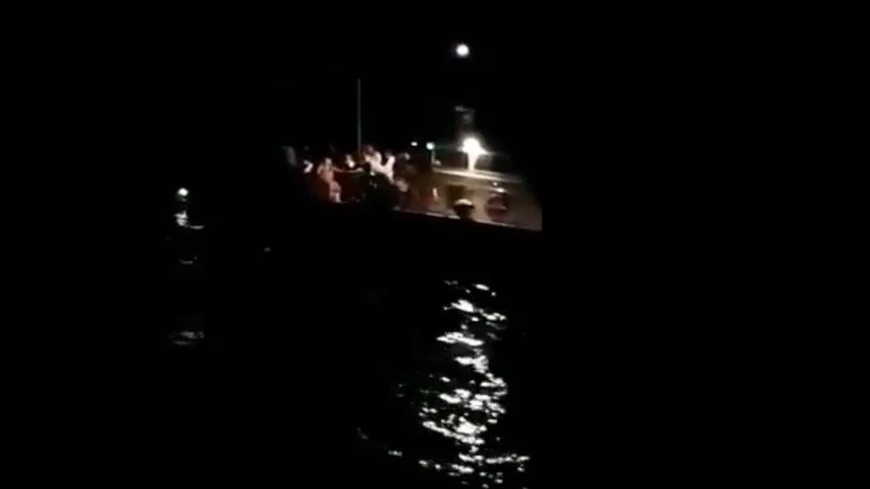 Βίντεο – ντοκουμέντο: Οι βατραχάνθρωποι σώζουν θύματα της πυρκαγιάς στο Μάτι